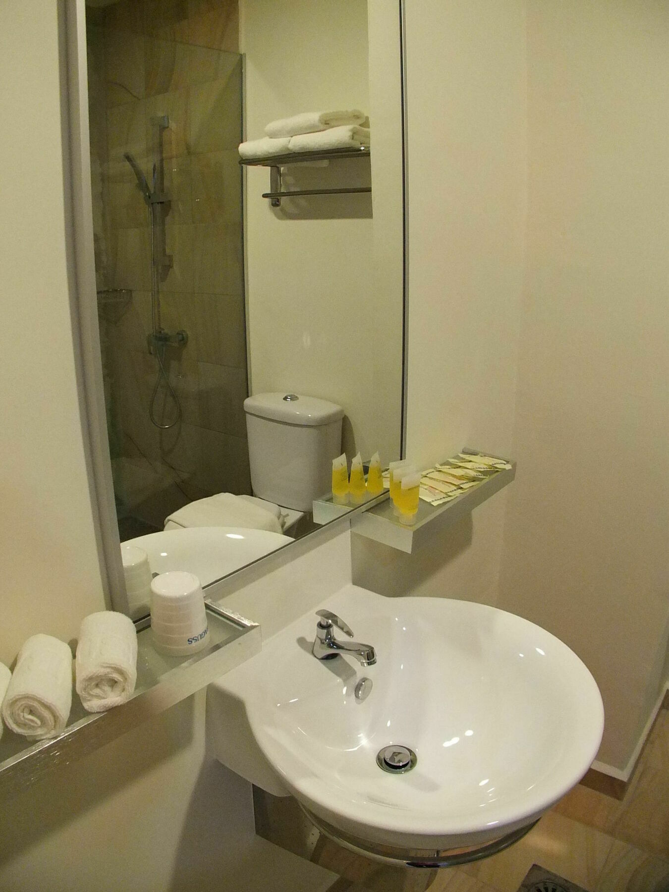 Hotel Baguss And Serviced